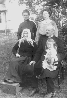 Familiegruppe 5 personer. 5 generasjoner: Helge Opsahl med oldebarn Svanhild Gina Tomten på fanget. Til venstre hans svigermor Agnethe Erichsdatter. Bak fra venstre hans datter Syverine, gift Torgersen og hennes datter Ella, gift Tomten.