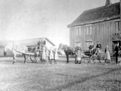 FORAN HOVEDBYGNINGEN PÅ ALDERSLYST, 2 HESTER MED TRILLE, SET