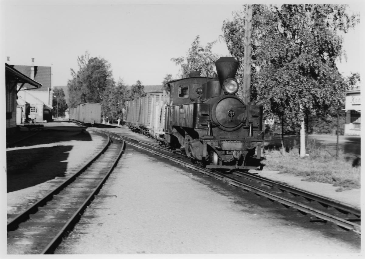 Lok 4 Setskogen skifter sammen vognene til tog 2051 før avgang fra Sørumsand stasjon.