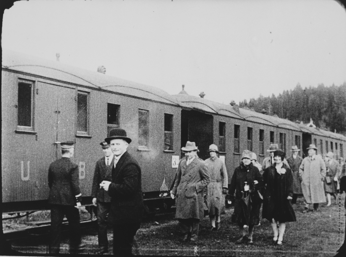 Ekstratog for pressen ankommer brygga på Skulerud. Fra pressens befaring på Urskog-Hølandsbanen og Haldenkanalen 2.6.1927.