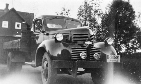 DODGE LASTEBIL 1946-47 D-20581. Bildet er tatt i Brattrenna 4, hos eier Knut Werner Martinsson. 