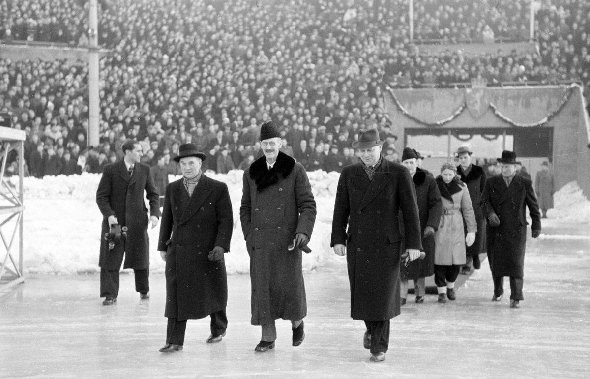 Bislett stadion, kongefamilien ankommer til uoffisielt Allround-VM på skøyter 1946 menn, arrangert på Bislett stadion i Oslo, Norge den 9. og 10. februar 1946. Kong Haakon, prins Harald kronprins Olav, prinsesse Astrid, prinsesse Ragnhild. Skøyteløp.