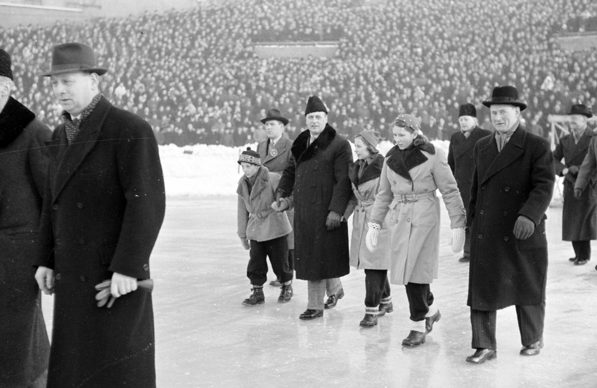 Uoffisielt Allround-VM på skøyter 1946, menn ble arrangert på Bislett stadion i Oslo, Norge den 9. og 10. februar 1946. Prins Harald. Kronprins Olav, prinsesse Ragnhild, prinsesse Astrid ankommer
Bislett stadion.