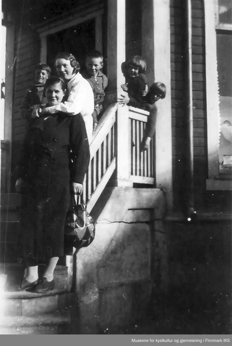 På trappen til Frantzen - butikken. Fremst står Ingeborg Stjerne, bak henne Rigmor Jessen. Like bak Rigmor står Petter(Pit) Frantzen, resten er ukjente.
Foto ca 1930.