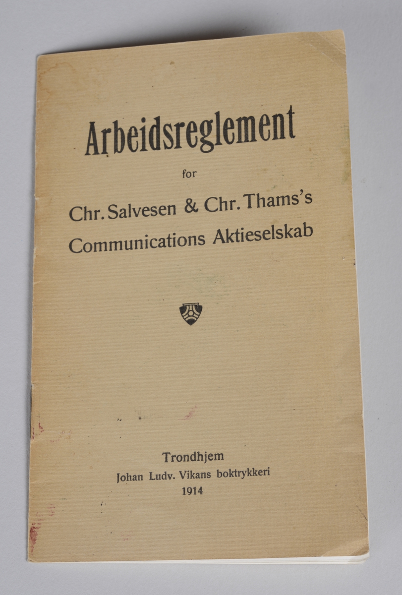 Rektangulært stiftet hefte med arbeidsreglement for arbeidende ved Chr. Salvesen & Chr. Thams Communications Aktieselskap.