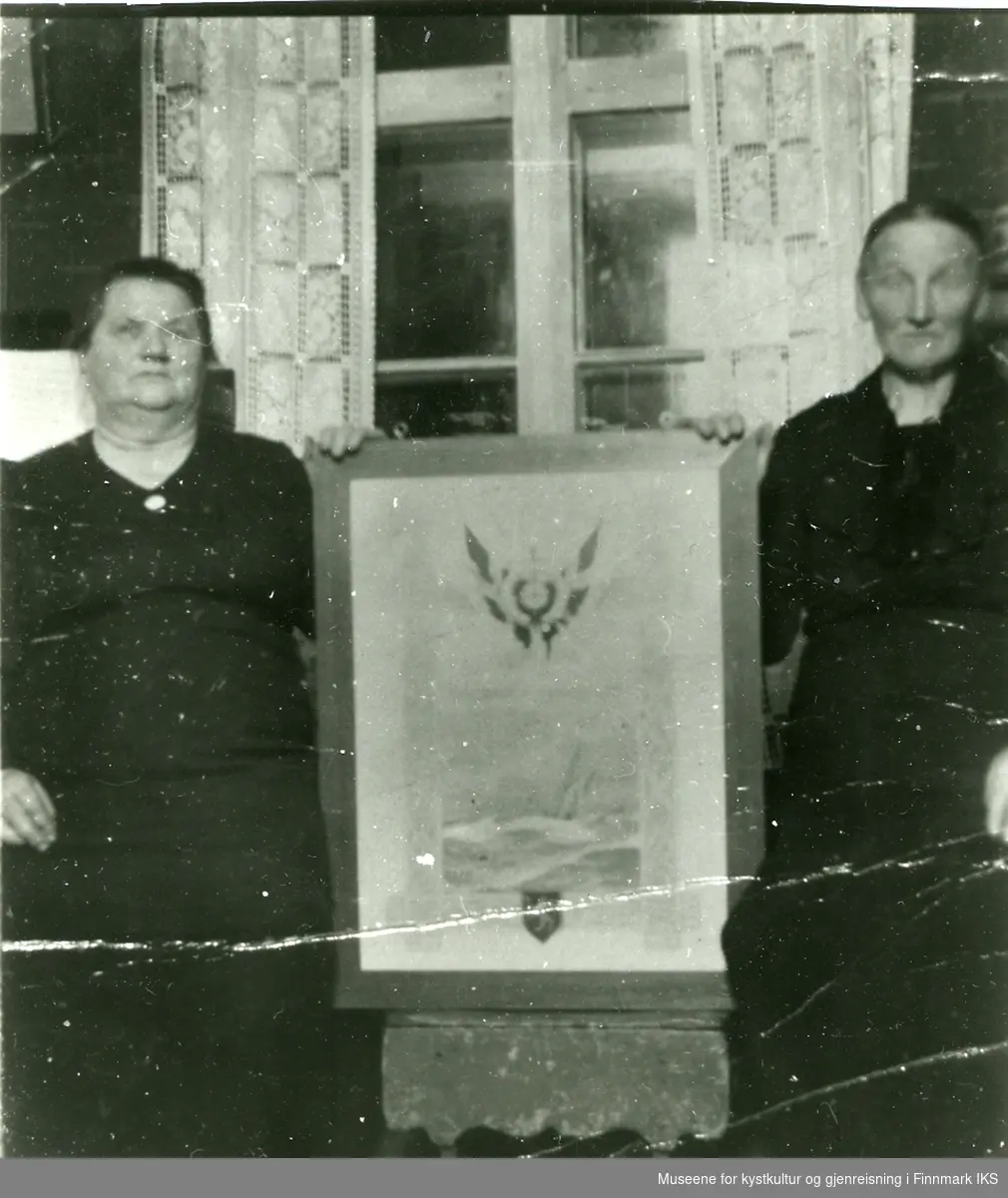 Lorentze Rasmussen til venstre og Hanna Bent Johansen ble tildelt Redningsselskapets diplom ved 50-årsjubileet for lang og tro tjeneste i foreningen.
Foreningen til Skibbrudnes Redning i Gamvik ble stiftet i 1896 av bl.a. daværende dokter Madell og Hermann Pettersen.