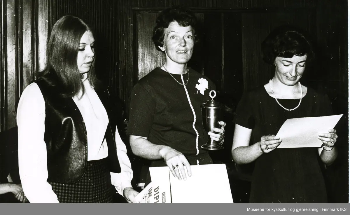 Findus skirenn på 1960 tallet, premiering for lag. Tre kvinner med  pokal og diplom.