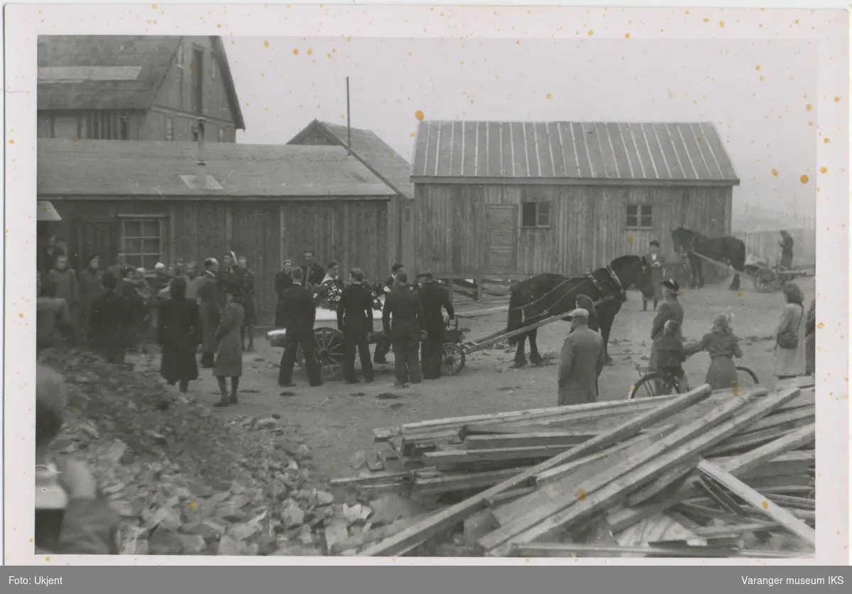 Et gravfølge foran Frelsesarmebrakka i 1946. Kisten blir fraktet med hestevogn.