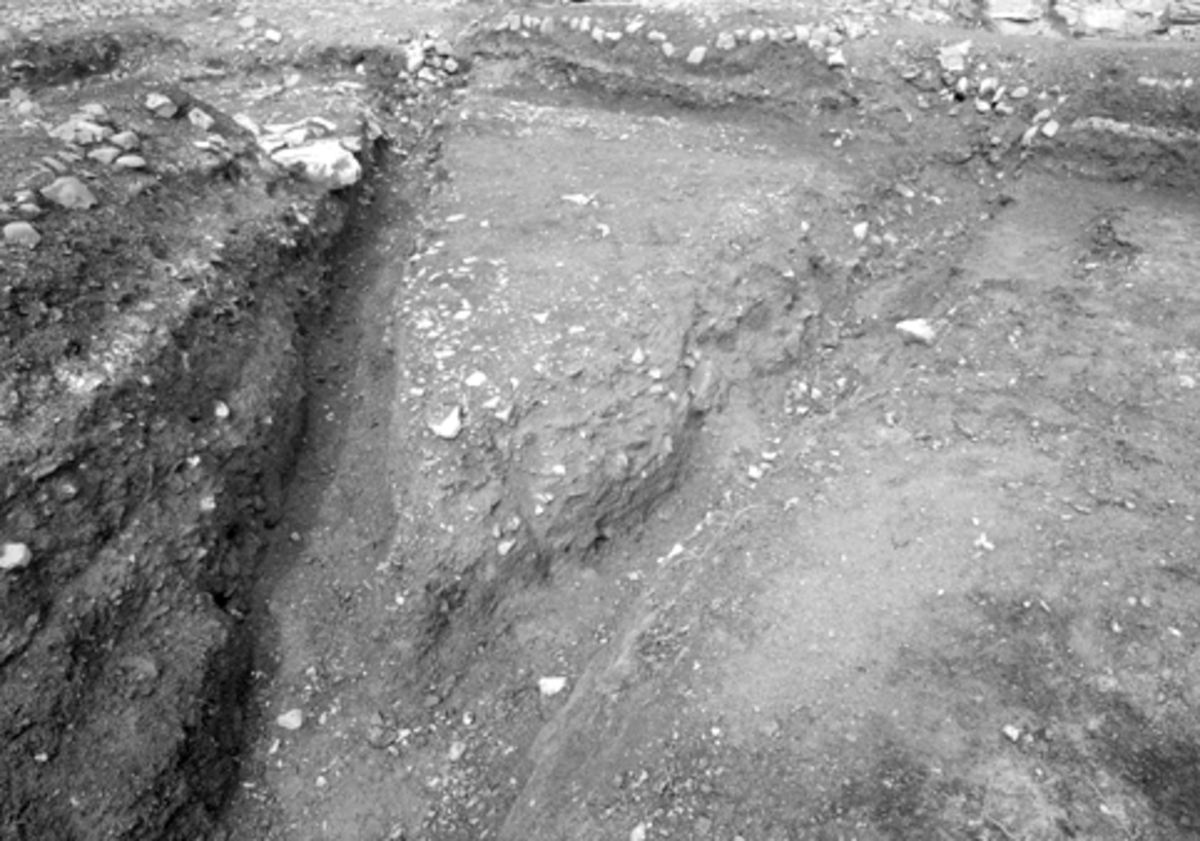 Arkeologiske undersøkelser i Hamar bispegård 1960. Område syd for tårnruinen K, Østre vannledningsgrøft. HKR. 300.