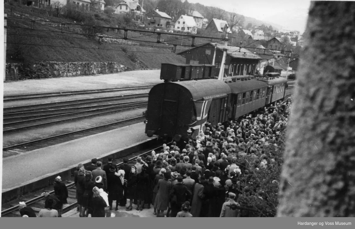 Gravferd, Torstein K. Kjerland, toget forlet Voss med kista