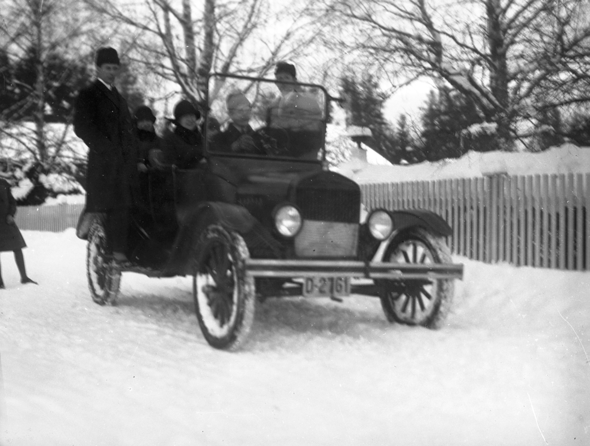 Flere personer i en åpen bil (D2761). Vinter. 
Ford modell T årsmodell 1919-1922.
