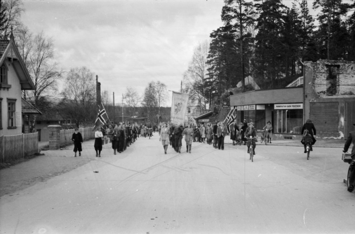 Barnetog, Storgata, 17. mai 1945