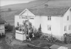 Selskap (bryllup?) på gård i Kvikne