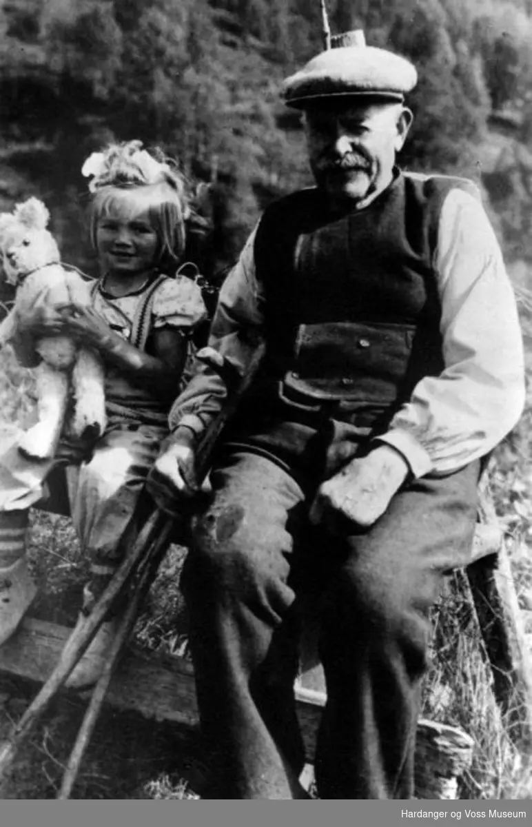 eldre mann og ung jente med teddybjørn