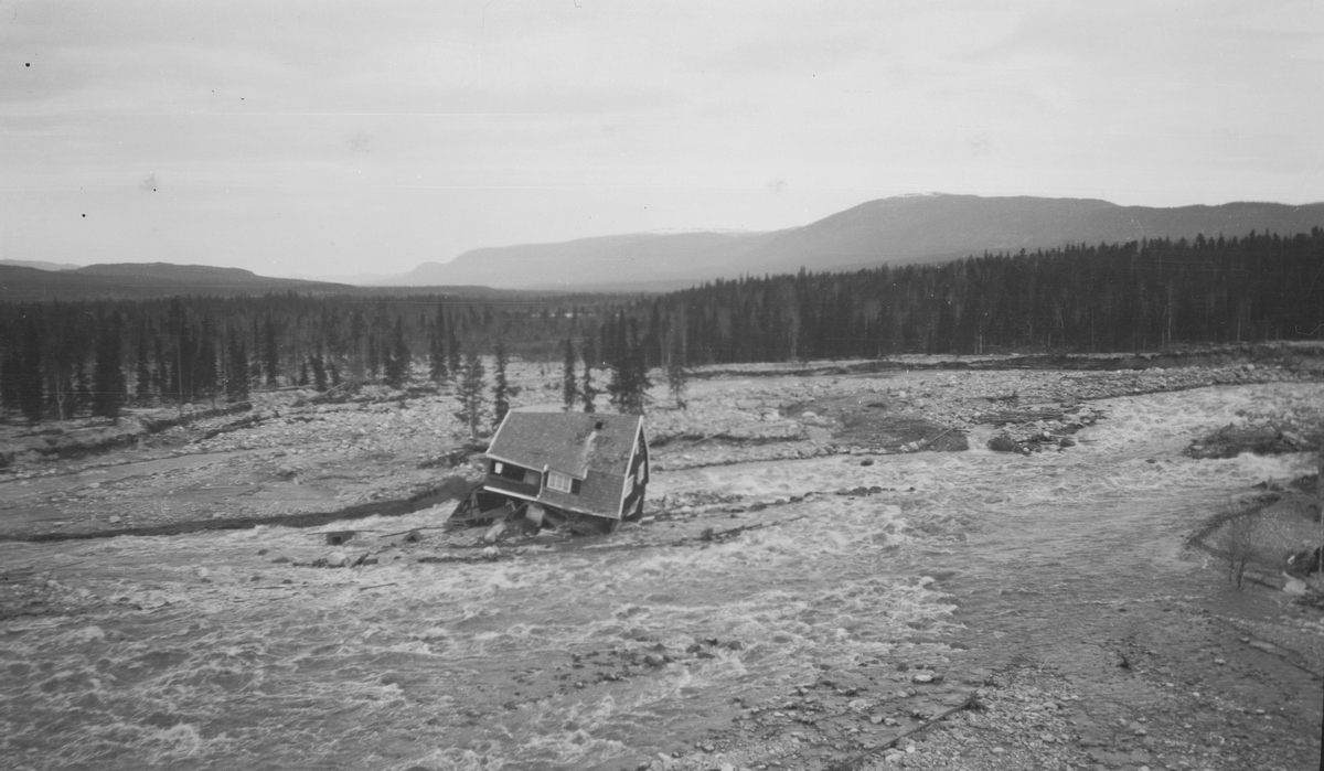 Søndre Osa ved Osfallet kraftstasjon etter ødeleggelsene under vårflommen 1916