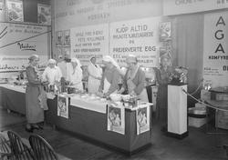 Kvinner som skal demonstrere produkter ved Husmorsuken 1935