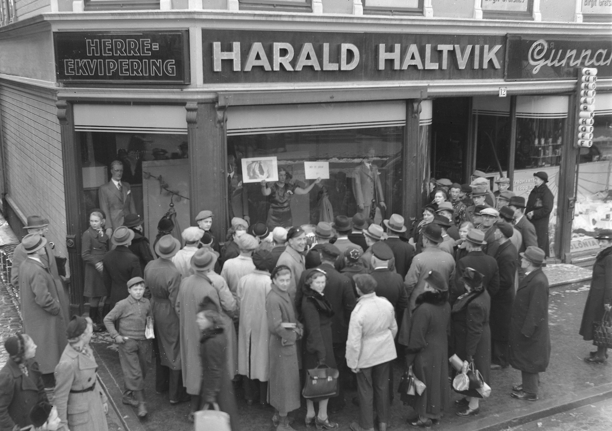 Utstillingsvindu hos Harald Haltvik hvor dame demonstrerer skjortevask