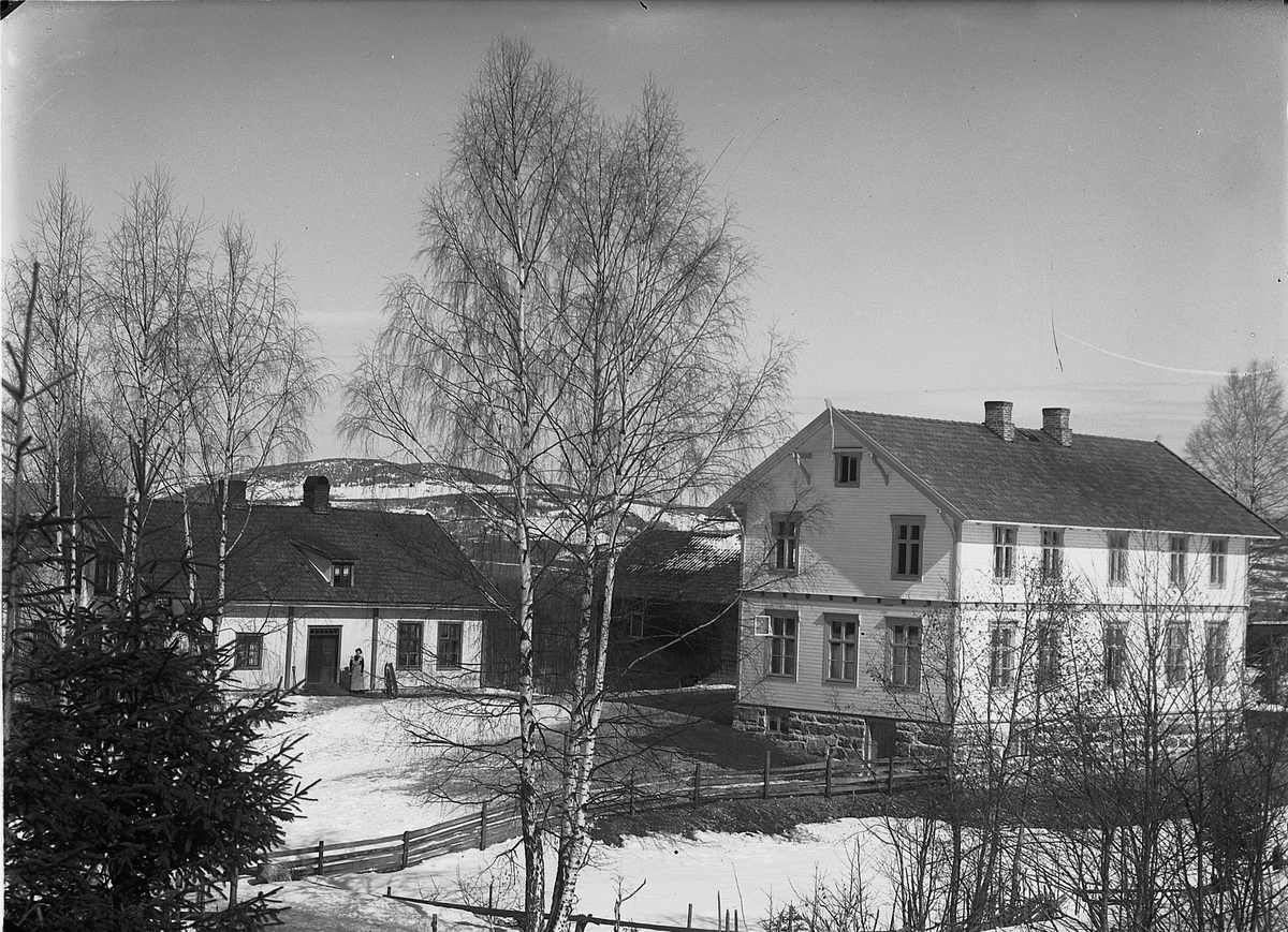 Eksteriør. Hagelund skole, Nes, Hedmark. Den gamle og nye skolebygninng. Ny skolebygning fra 1912.
