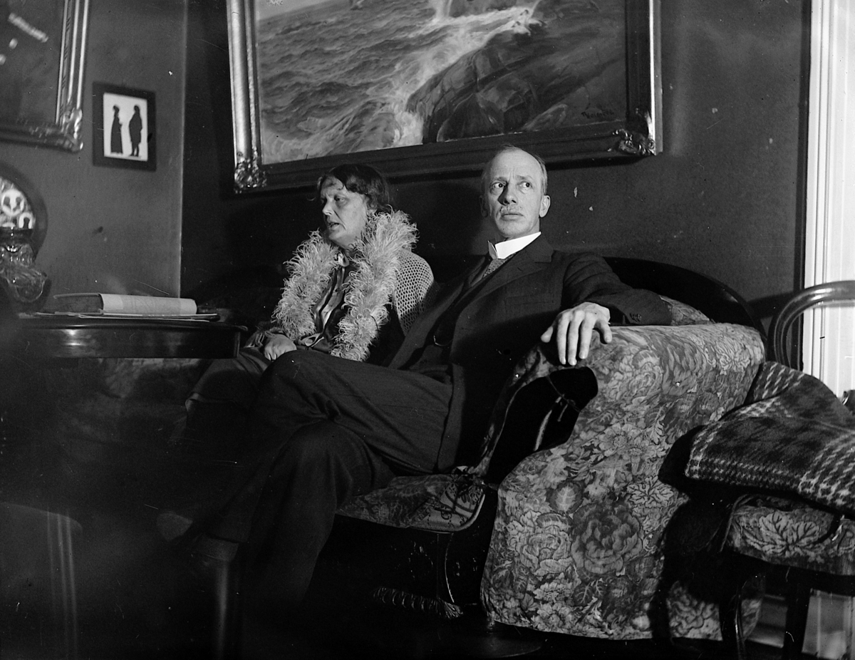 John og Leonore Dybwad, stueinteriør.

Silhuettbildet på veggen i bakgrunnen er også å finne i boka "Familien Dybwad 1734-1934", ved ingeniør John Dybwad, utgitt på Jacob Dybwads forlag i 1934