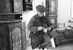 Reparasjon av skap på Trøndelag Folkemuseum.