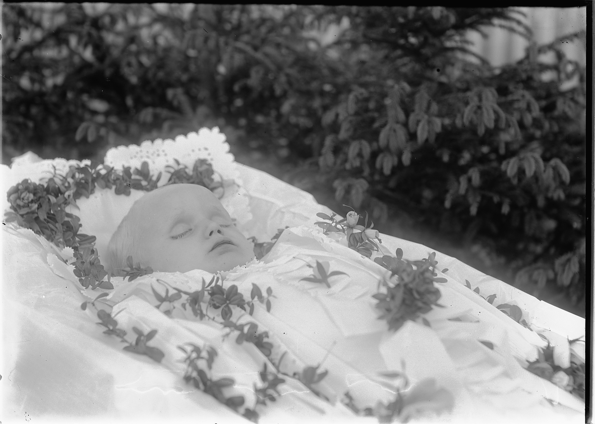 Ringsaker, Post mortem-fotografi, dødt barn på likstrå, begravelse, barnedødlighet,