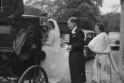 Brudeparet Flinder utenfor Nidarosdomen