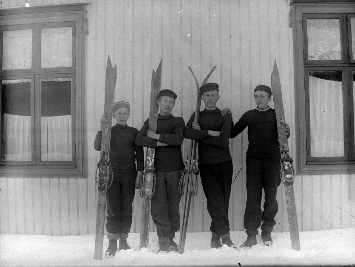 Ringsaker, Ring, Kjos nedre, gruppe 4 gutter med ski, Ole Hjelt til høyre;