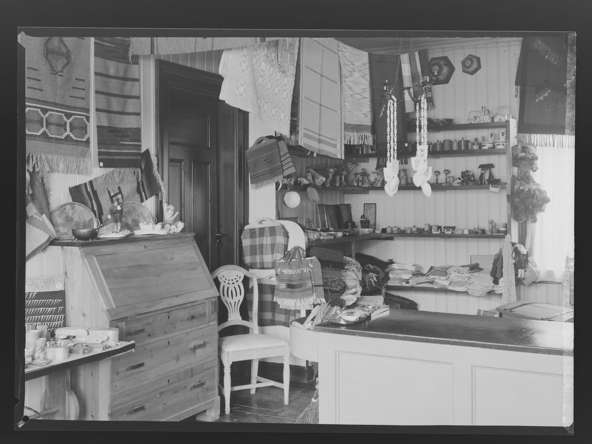 Interiørbilde fra butikklokalet til Husfliden på Røros, 1936