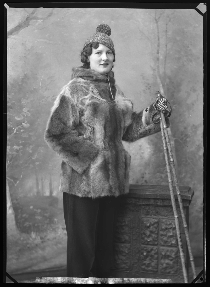 Portrett av kvinne i skiutstyr.