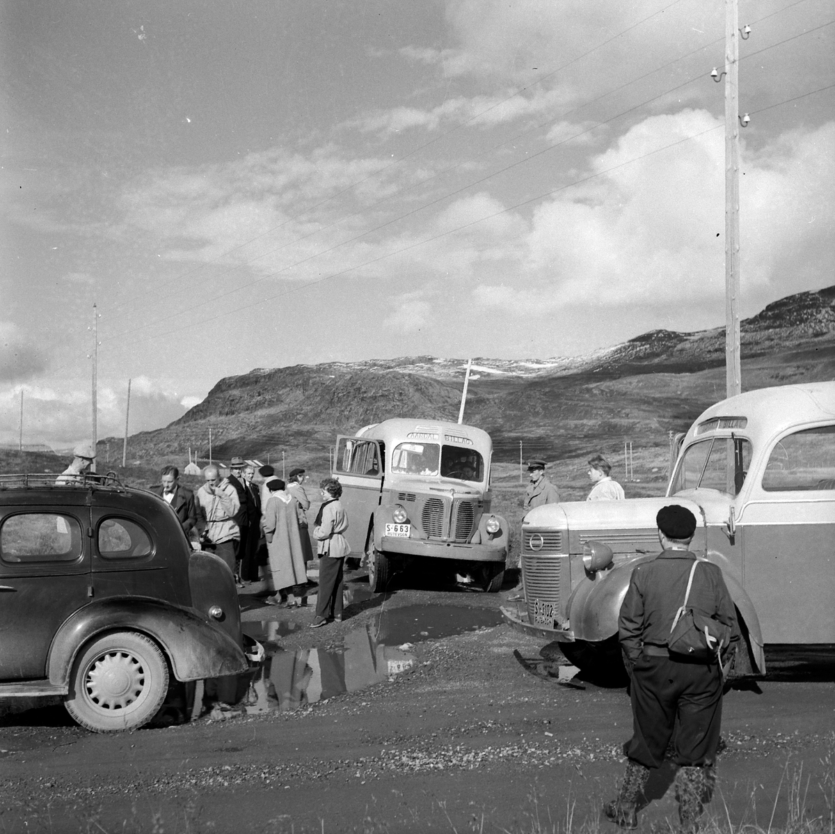 HAMAR JERNSTØPERI OG MEK. VERKSTED, HAM-JERN, TUR TIL ÅRDAL, BUSSER FRA AARDAL BILLAG S-663,  S-3102

Fra v. : Bakparten av amerikansk 1935-36-modell, trolig Chevrolet, S-663 Reo 1948, S-3102 Volvo 1940.