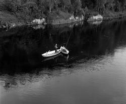 FISKERE I ROBÅTER, UKJENT STED