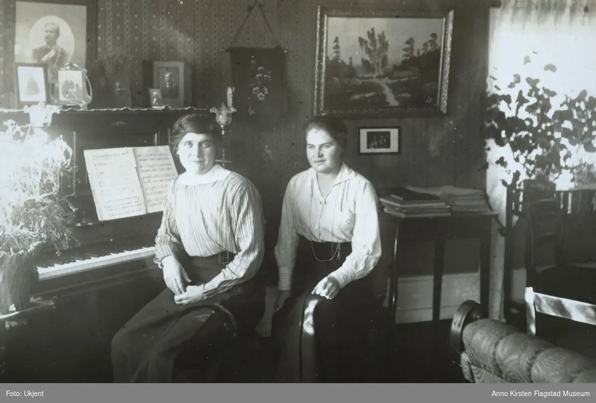 Pianoet på Johnsrud gård, Eidsvoll november 1917. Kirsten Flagstads kusine Dagny Johnsrud (til høyre) har musikktime med Aagot Lund. The piano at Johnsrud farm, Eidsvoll November 1917. Kirsten Flagstad's cousin Dagny Johnsrud (to the right) has music lessons with Aagot Lund. 