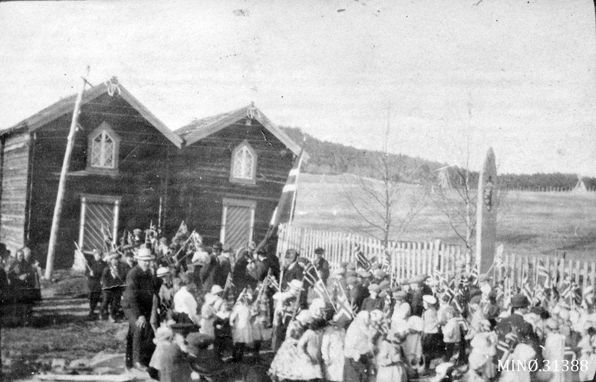 Samling foran bautaen i Os-gardan 17. mai 1919