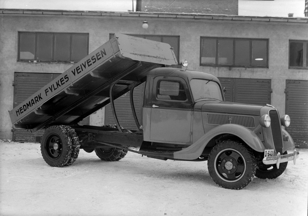 Oplandske Auto. Lastebil, Ford V8 1937. Hedmark Fylkes veivesen, D-6401. Hamar. 