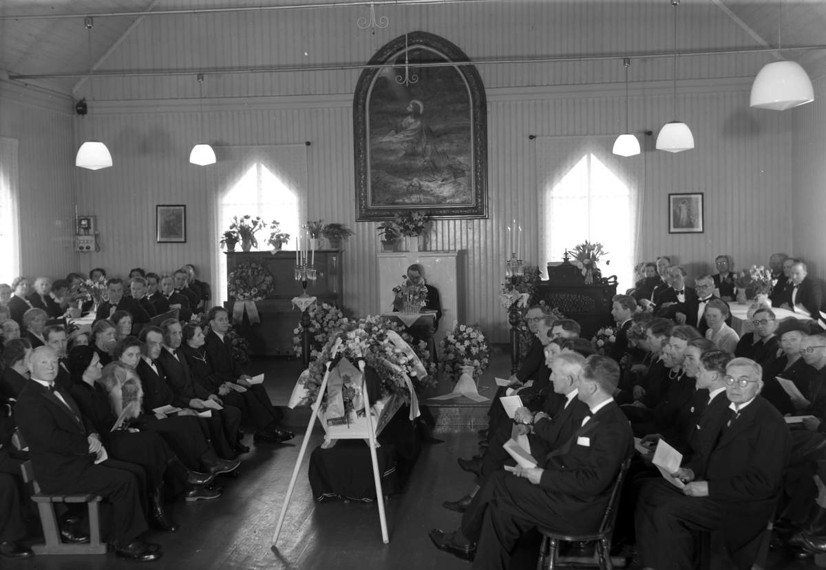 Baker L. Kjendlies begravelse 05. 04. 1951. Brumunddal bedehus, interiør, prest, kiste, forsamling. Nordåsvegen. Foto Normann Hamar. 