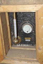 Nisje i vegg med termometer og hygrometer.  Fotografiet er t