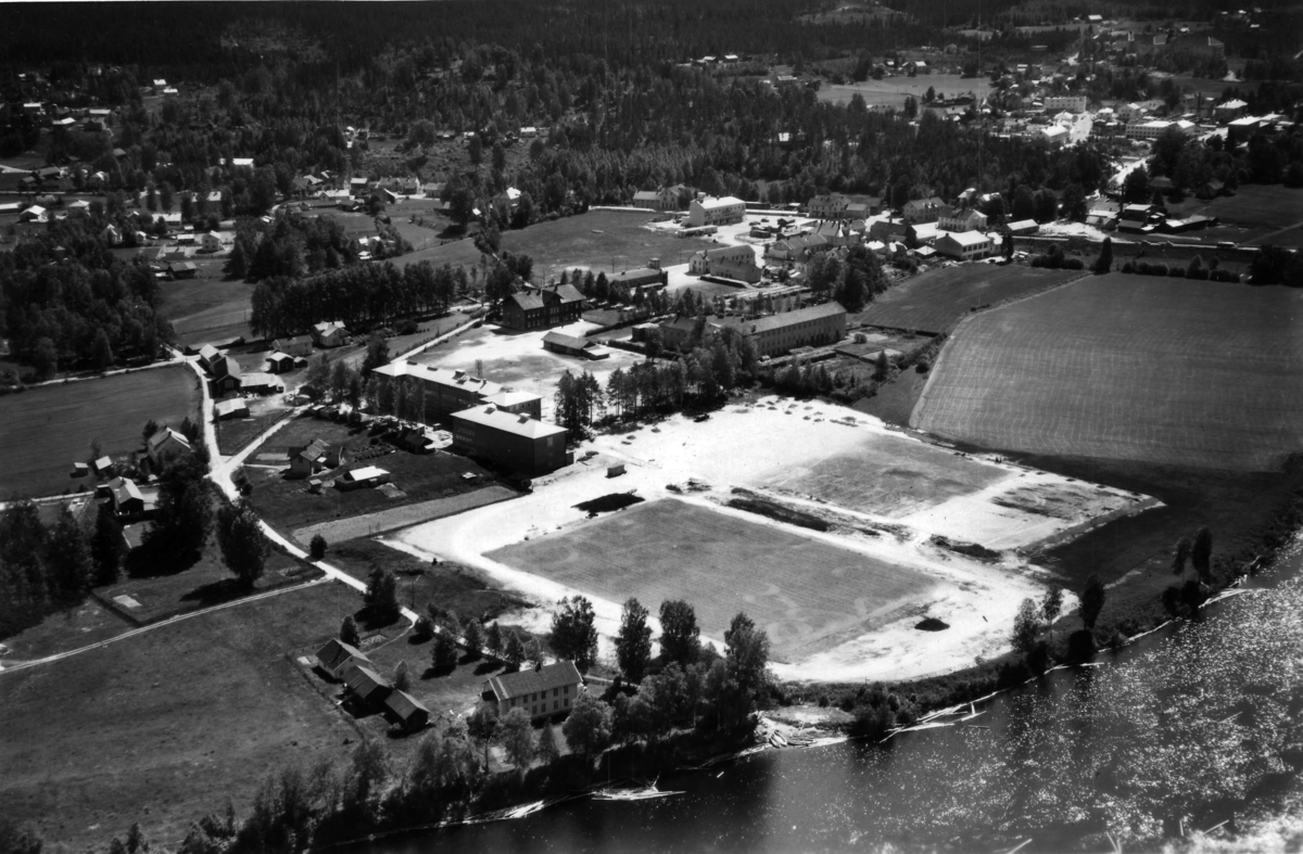 Elverum fra 1949.
Ungdomsskole, Lærerskole, Torvet,Sentralidrettsplassen (under anlegg). Støa (Gnr 28/1), nå Olav Schulstad veg 21, nærmest.