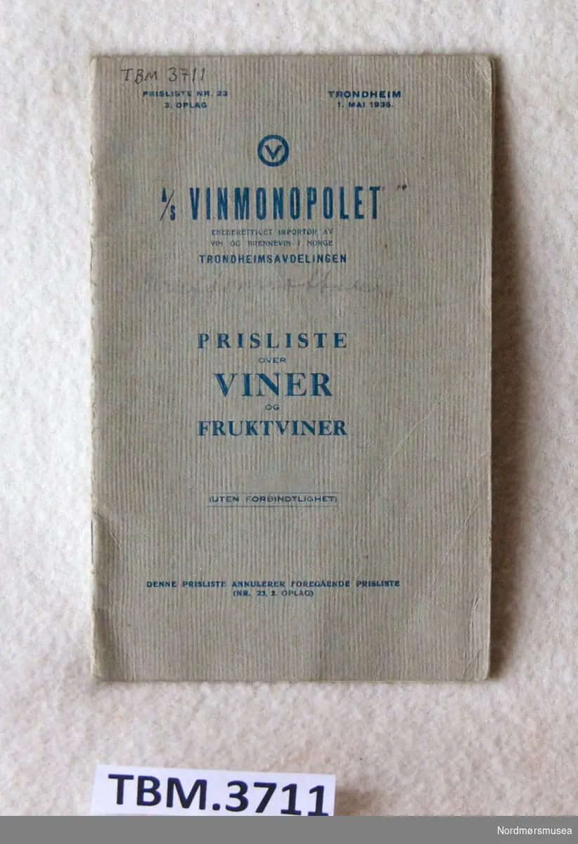 Prisliste frå A/S Vinmonopolet, Trondheimsavdelingen , Trondheim 1. mai 1935. Grått lite hefte med blå bokstavar.