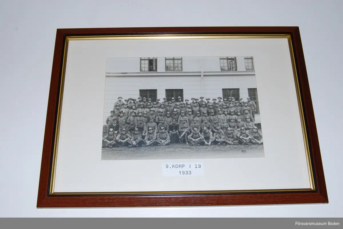 Inramat fotografi avsett att hängas på vägg. Fotografiet är taget 1933. Officerare är namngivna på baksidan (se bild 3).