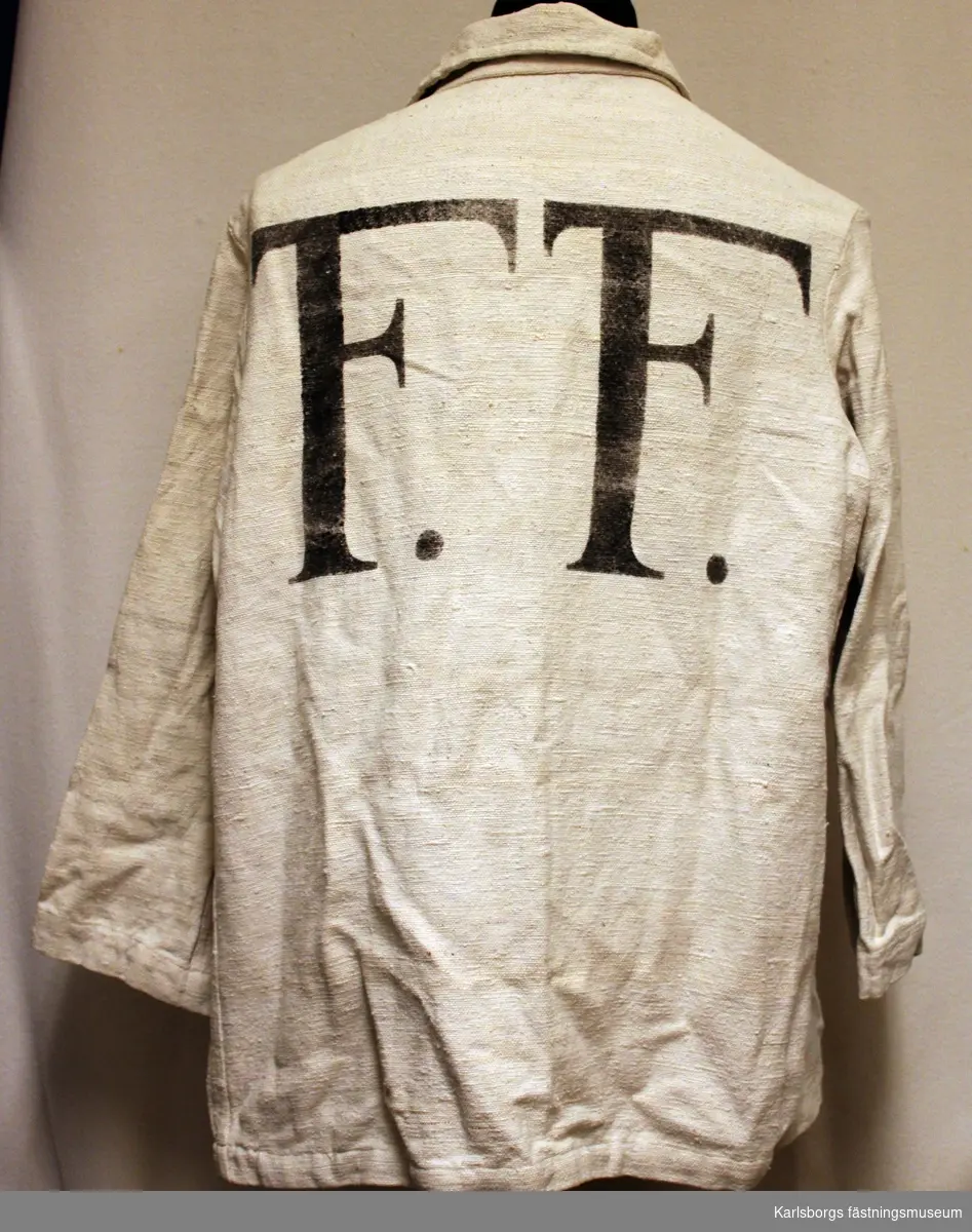 Dräkten består av en jacka med texten "TF" på ryggen och en mössa. Den har använts vid Carl Tengelins fästningsspel 1969 där Grudemo spelade baronen.