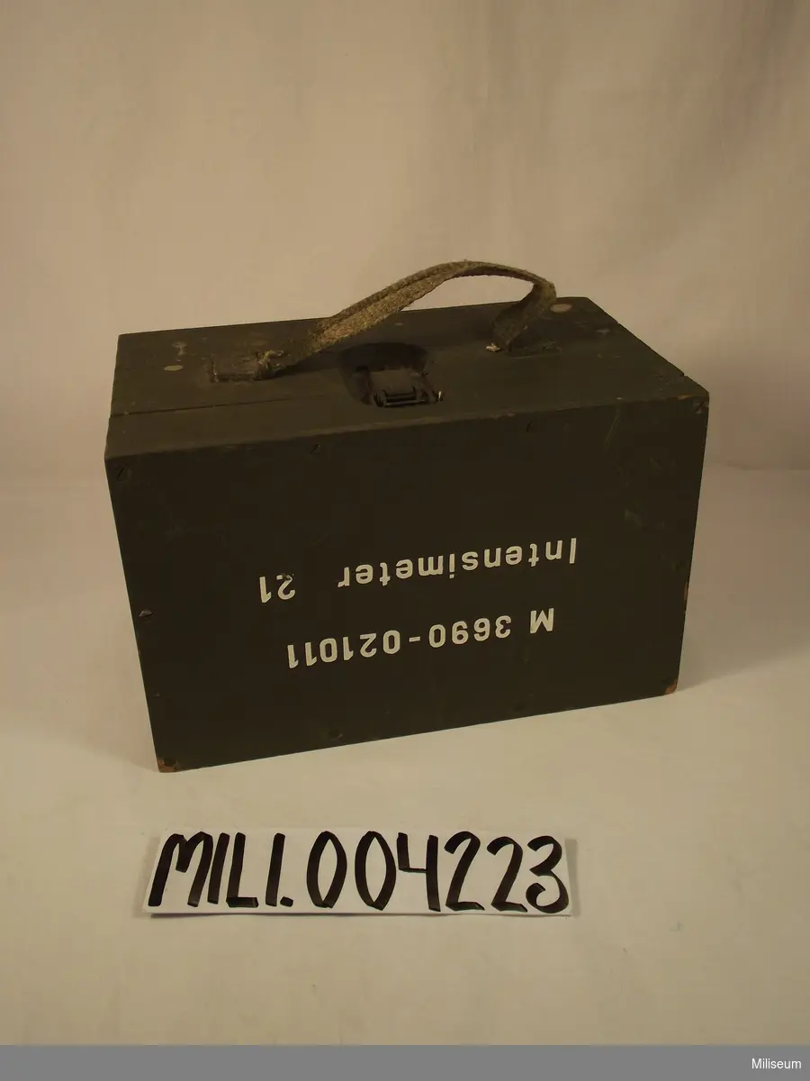Intensimeter 21

Delar: instrument, låda, bärrem, instruktionsbok. Påskrift: 21200 r/h   nr 16706, på lådan M 3690-021011.