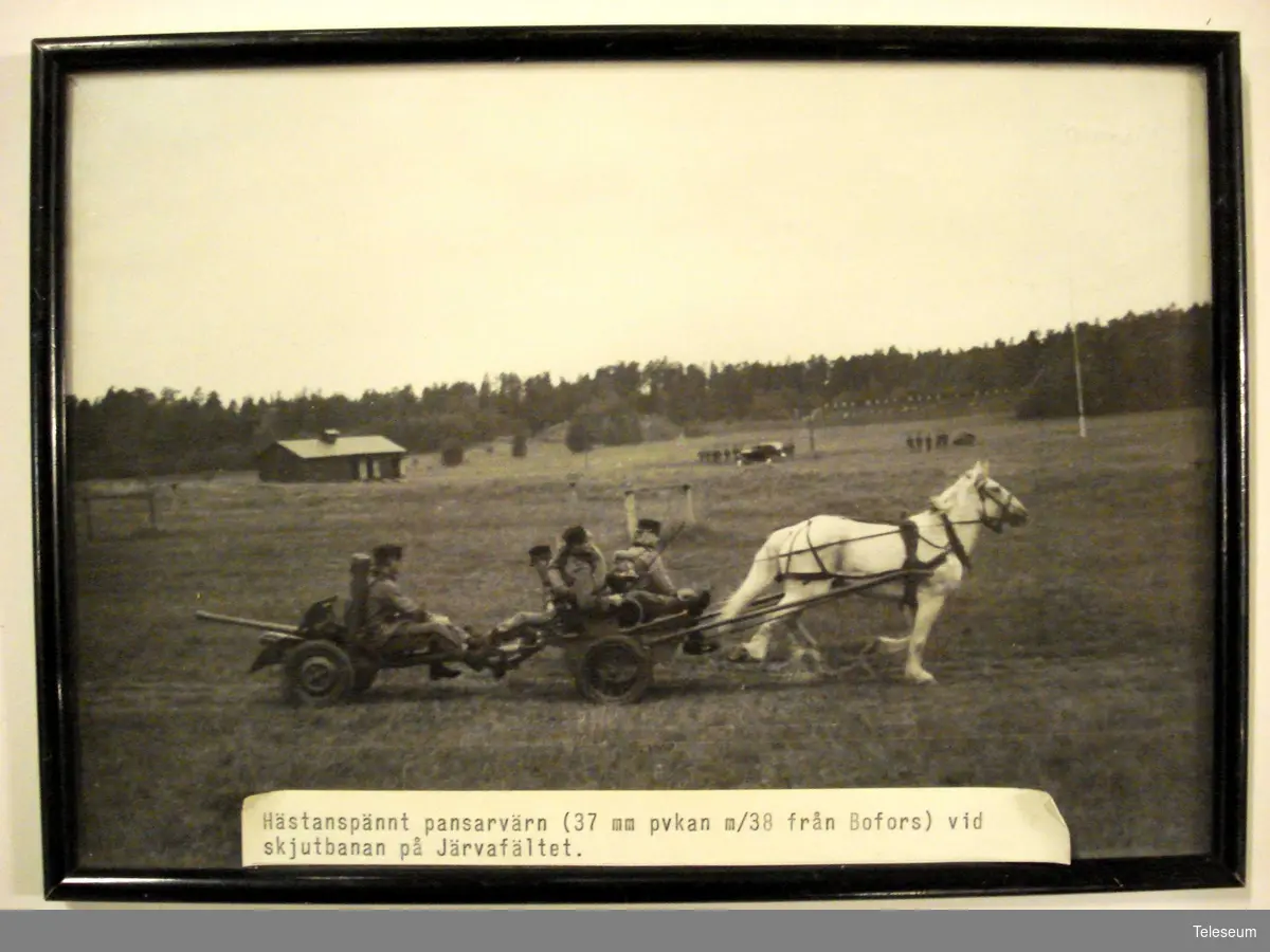 Fotografi föreställande hästanspänt pansarvärn på Järvafältet.
