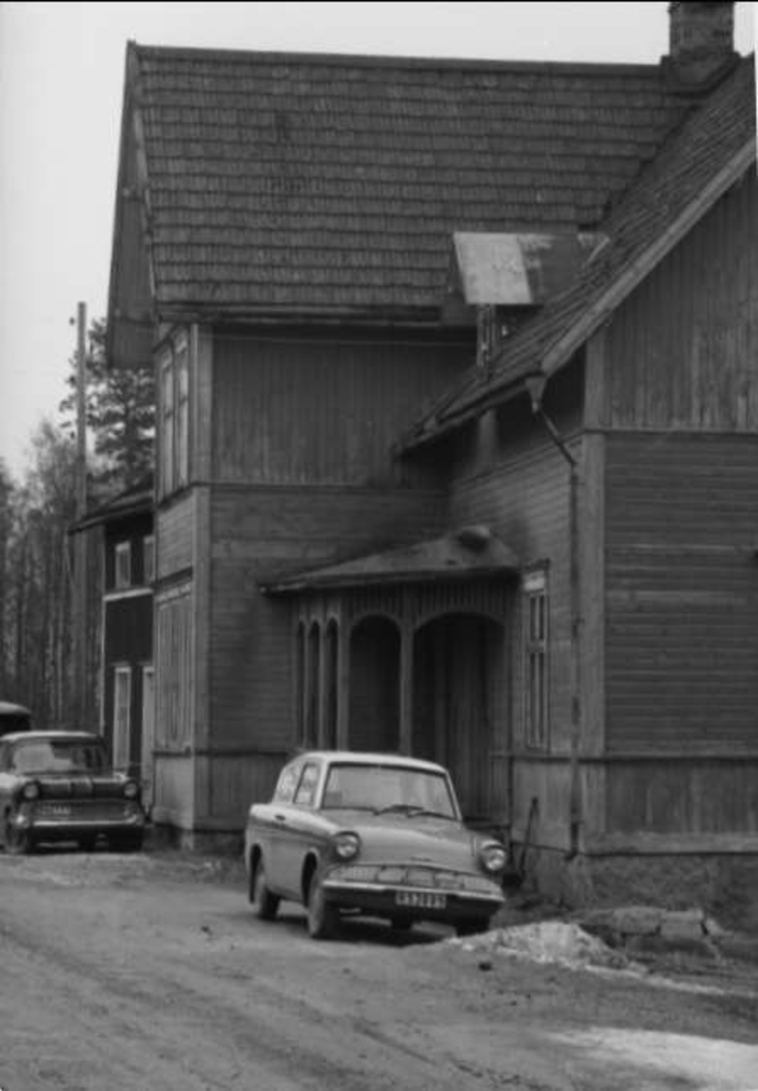 Gammal bebyggelse i Övre Åsen, 1966. Fastigheterna löstes in av kronan på 1970-talet p.g.a. hög bullernivå från F 6 och är nu borta.