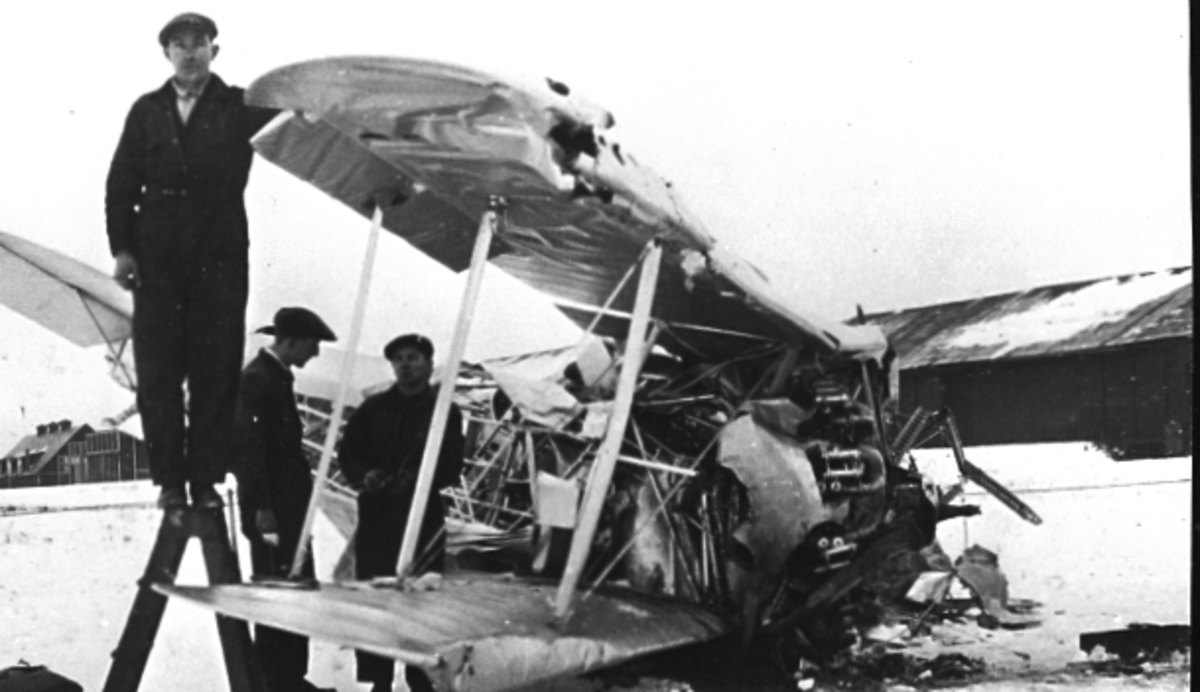 1931. Malmslätt. Löjtnant Einar Lundborg havererar med flygplan J6 och omkommer.