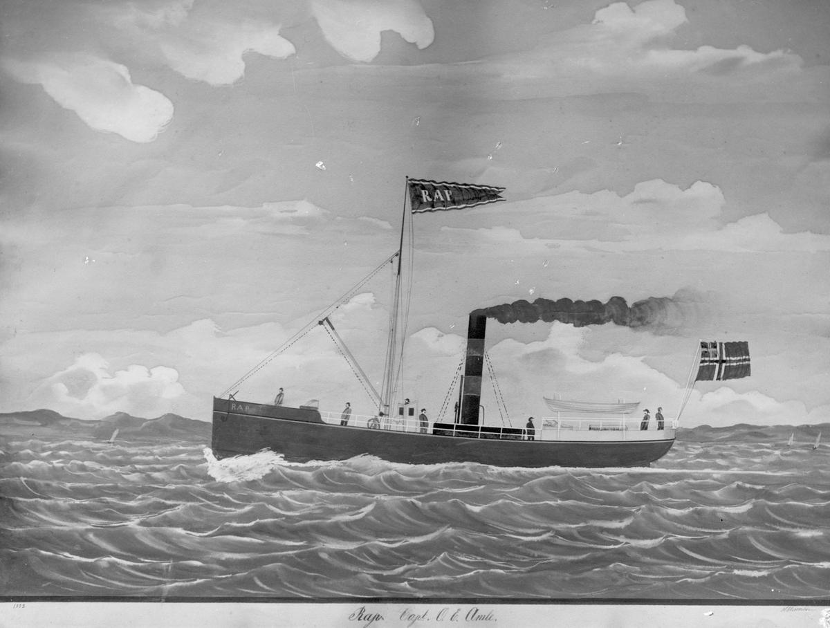 Dampskipet D/S "Rap" med mannskap langs kysten, med mindre seilebåter og fjell i bakgrunnen.
