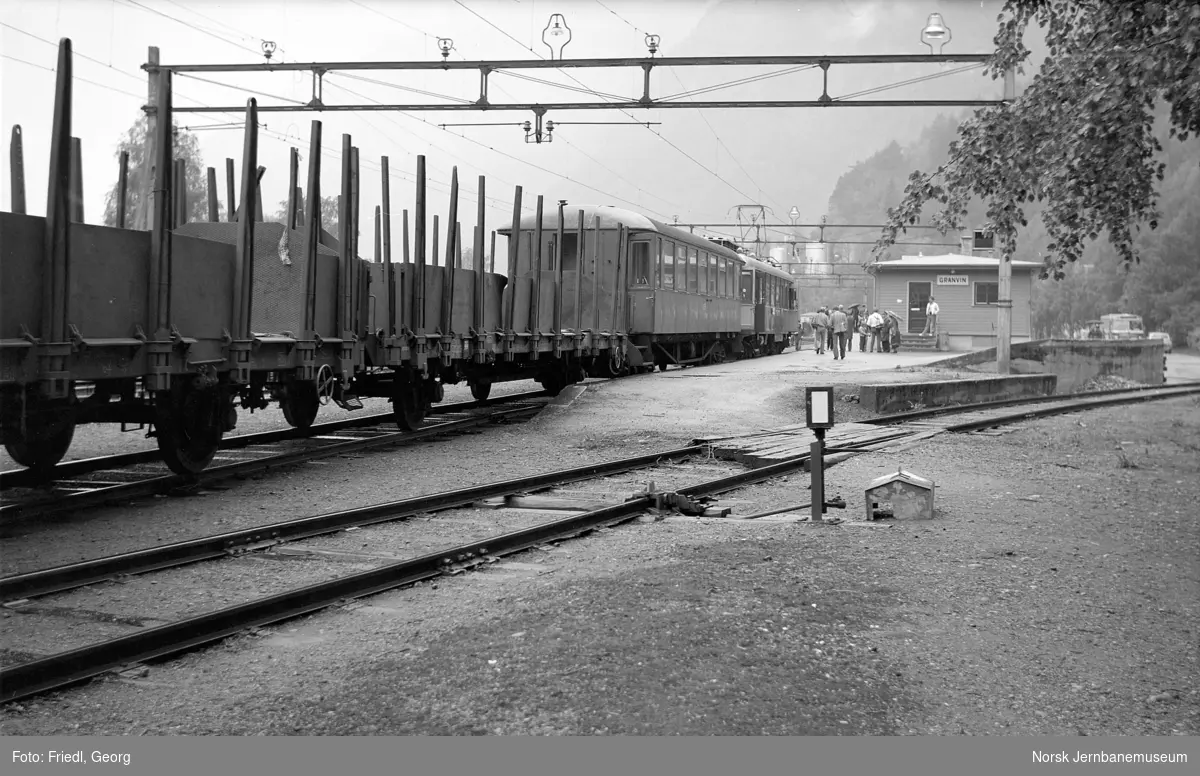 Granvin stasjon med ankommet tog trukket av motorvogn type 64