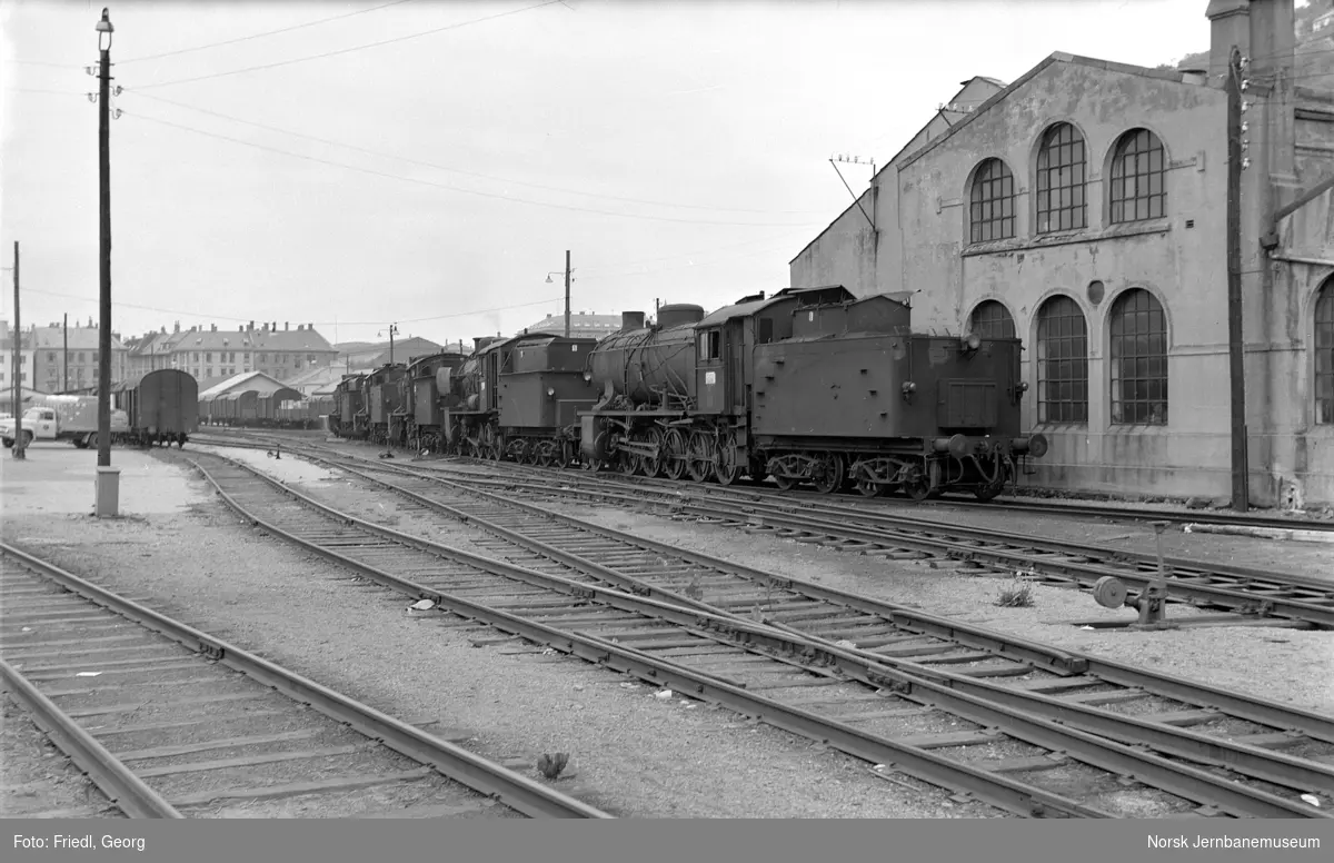 Damplokomotiv type 39a nr. 167, 161, 309, 170 og 168 på Bergen stasjon like før opphugging