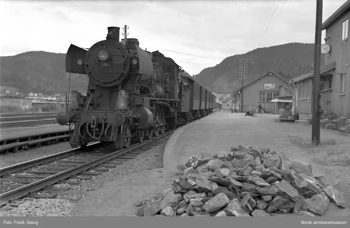 Damplokomotiv type 30b nr. 360 med lokaltog Hommelvik-Trondheim på Hommelvik stasjon