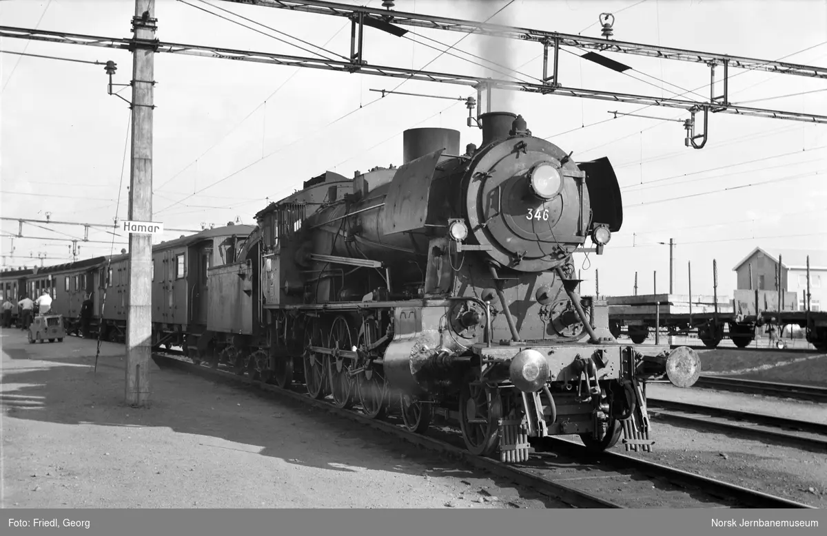 Damplokomotiv type 30b nr. 346 med persontog 307 til Otta på Hamar stasjon