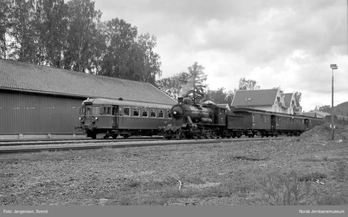 NSB damplok type 24b nr. 236 med NJK-tog på Flisa stasjon